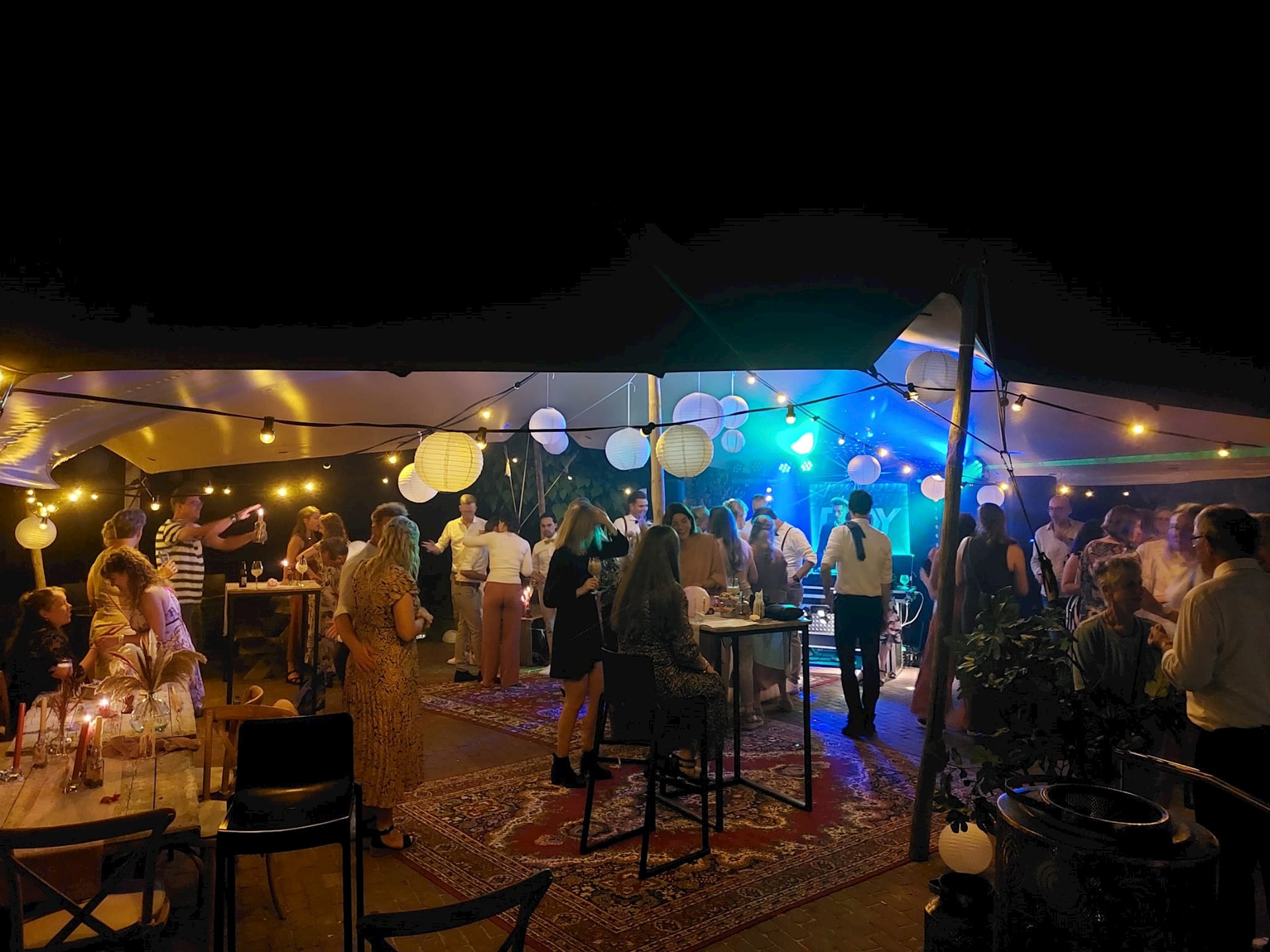 Bruiloft decoratie in een prachtige stretchtent, buiten feest trouwlocatie 
