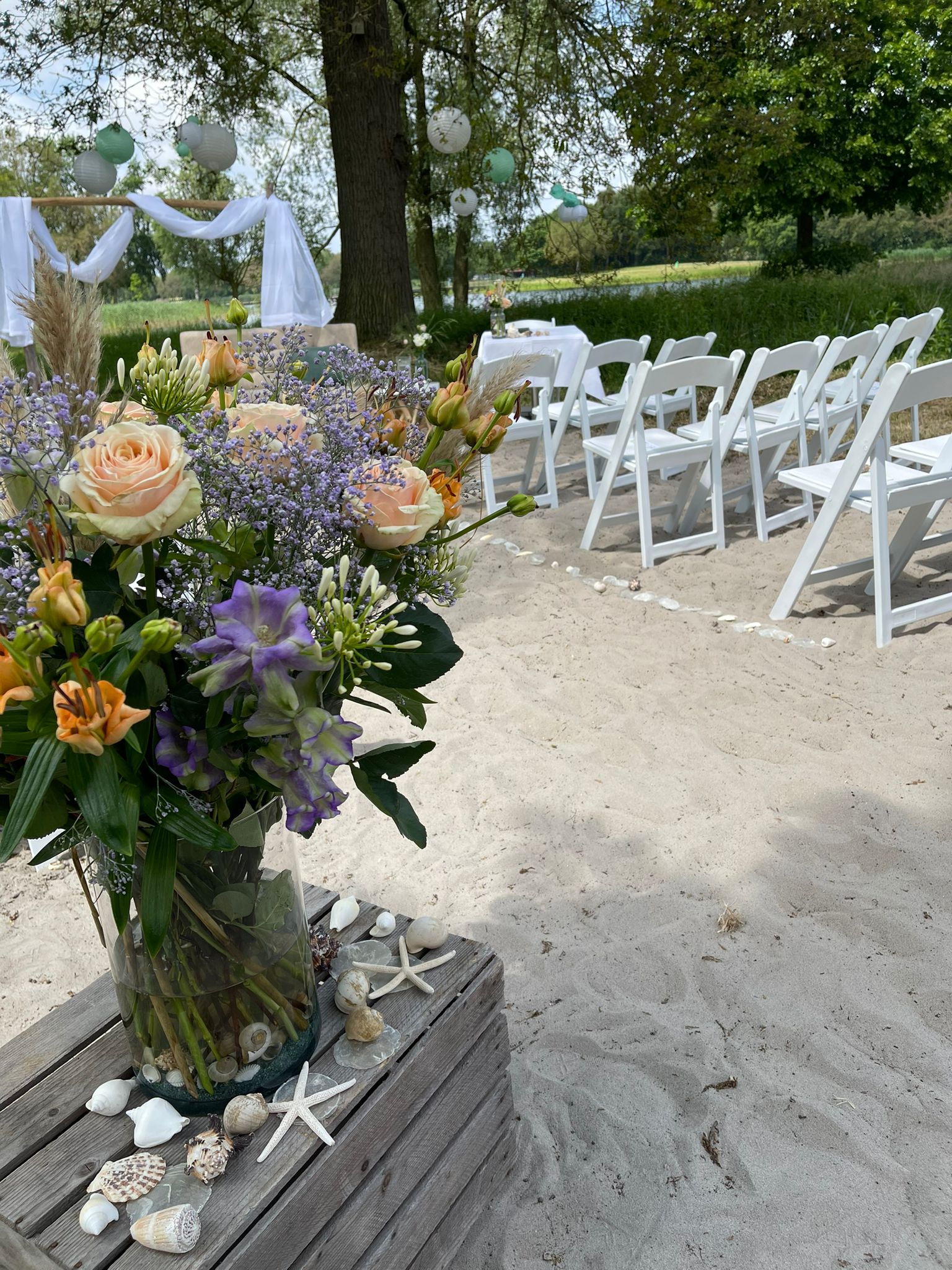 Intieme setting voor een beachwedding / strand bruiloft bij Brodazz beach Gelderland, Overijssel