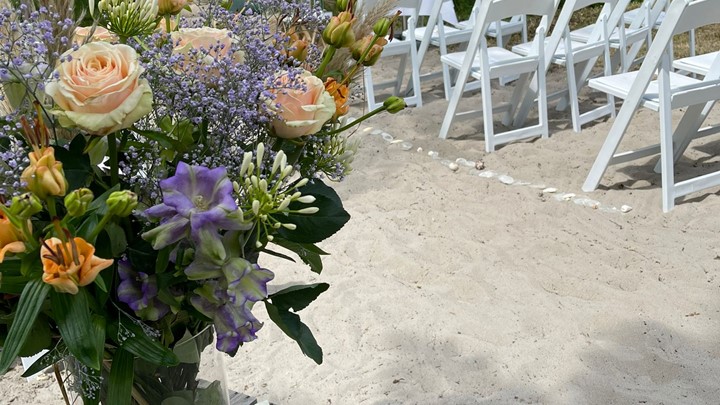 Intieme setting voor een beachwedding / strand bruiloft bij Brodazz beach
