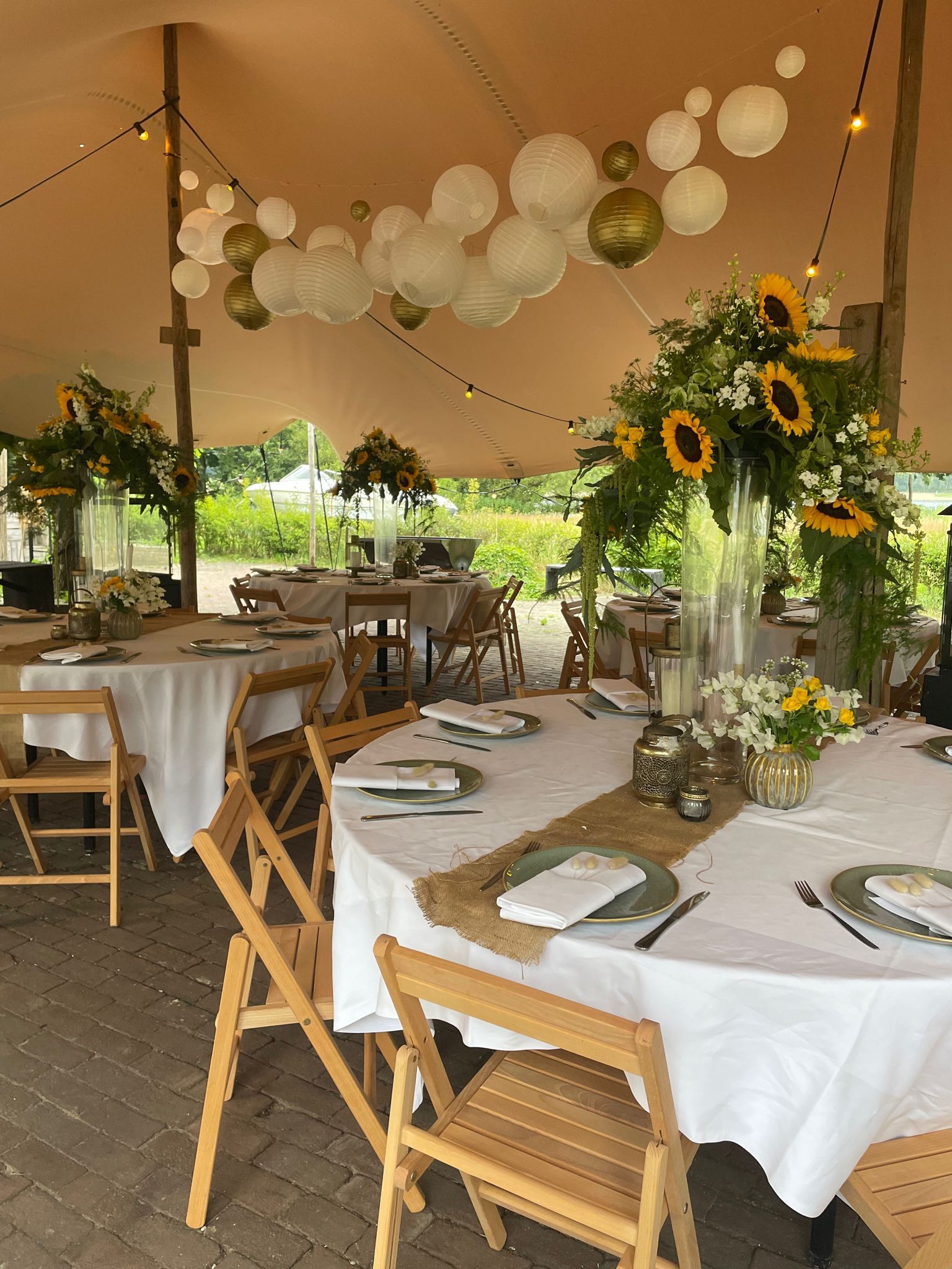 Tafelstyling ronde tafels bij Hofstede de Middelburg personeelsfeesten en bruiloften 