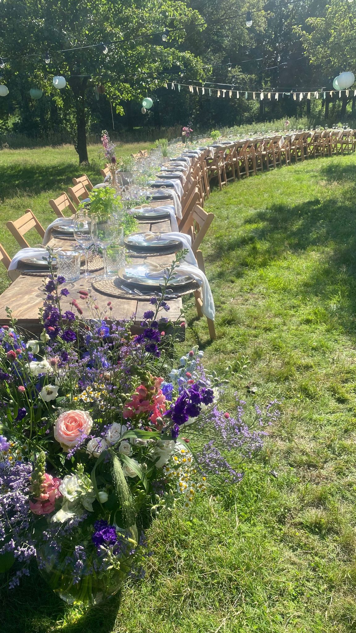 Lange diner tafels tafelstyling opstelling in Italiaanse stijl bruiloft 