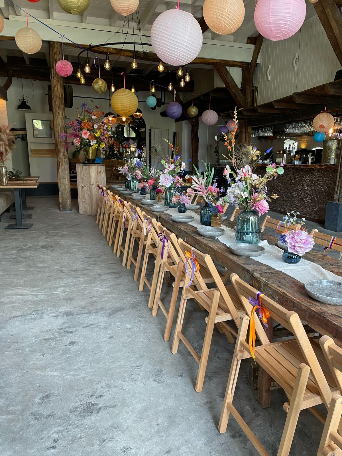 Kleurijke tafelstyling voor een bruiloft diner 